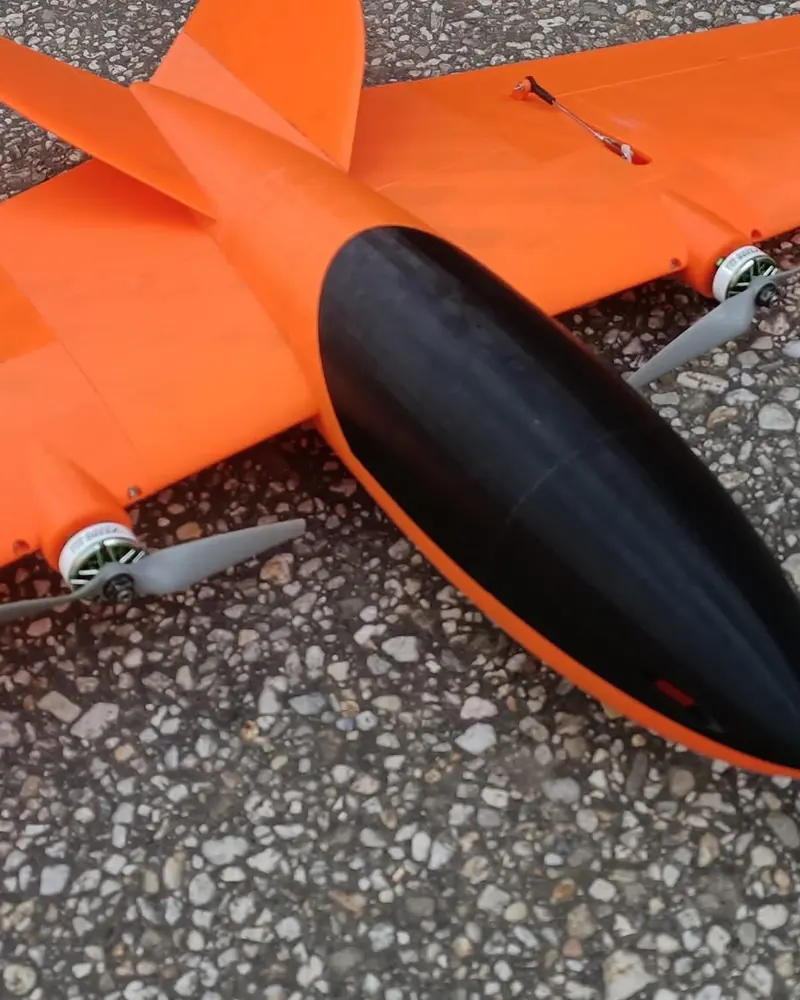 Ala volante RC impresa en 3D, naranja con fuselaje negro