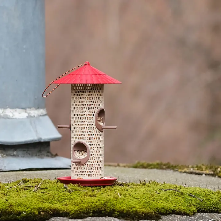 Comedero para pájaros con techo rojo, impreso en 3D