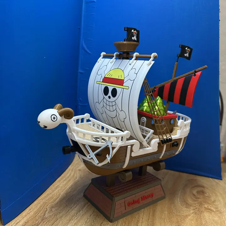 Going Merry de One Piece impreso en 3D sobre su base