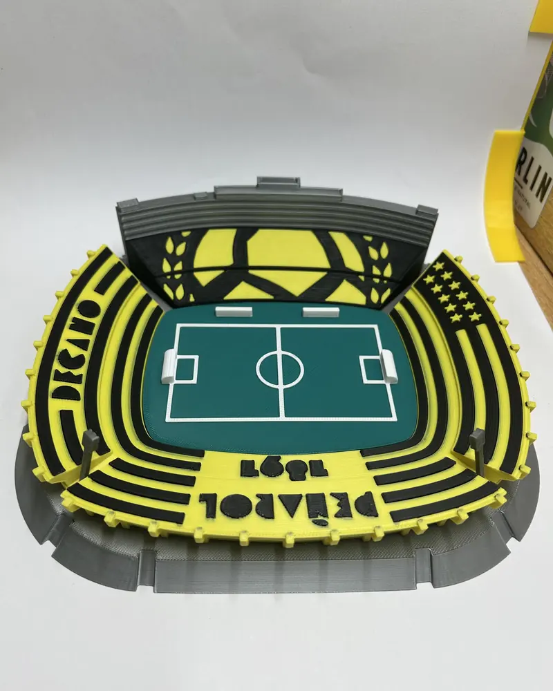 Maqueta del estadio de Peñarol impresa en 3D en amarillo, negro y verde