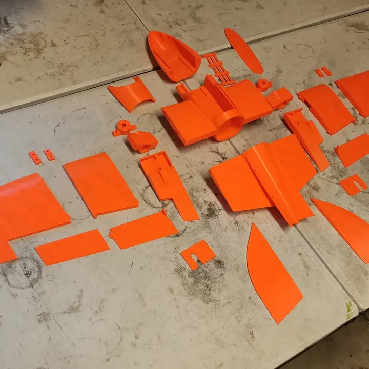 Piezas de un avión RC impreso en 3D, antes de armar