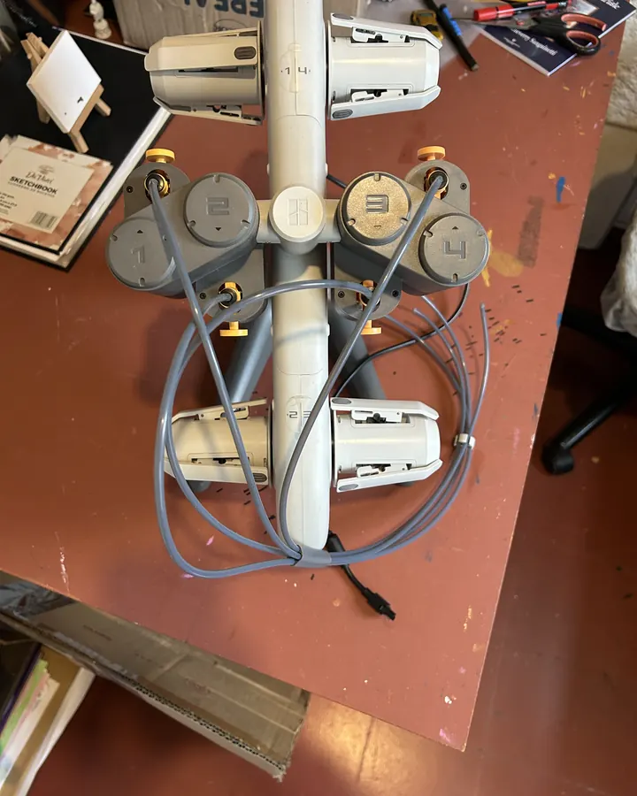 El taller de Creaciones del Mago en Montevideo: el cargador de cuatro bobinas de la impresora 3D junto a un cuaderno de dibujo